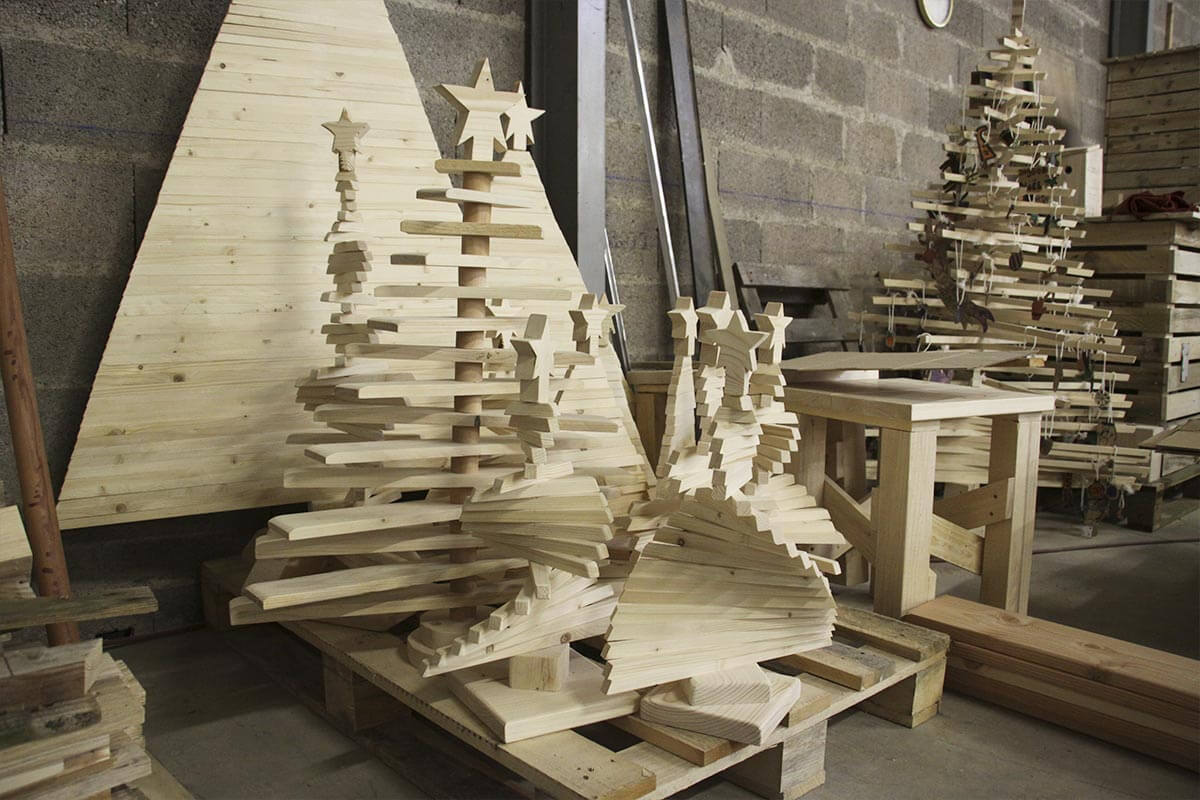 Fabrication de sapins et objets en bois au Val de Galilée à Raves